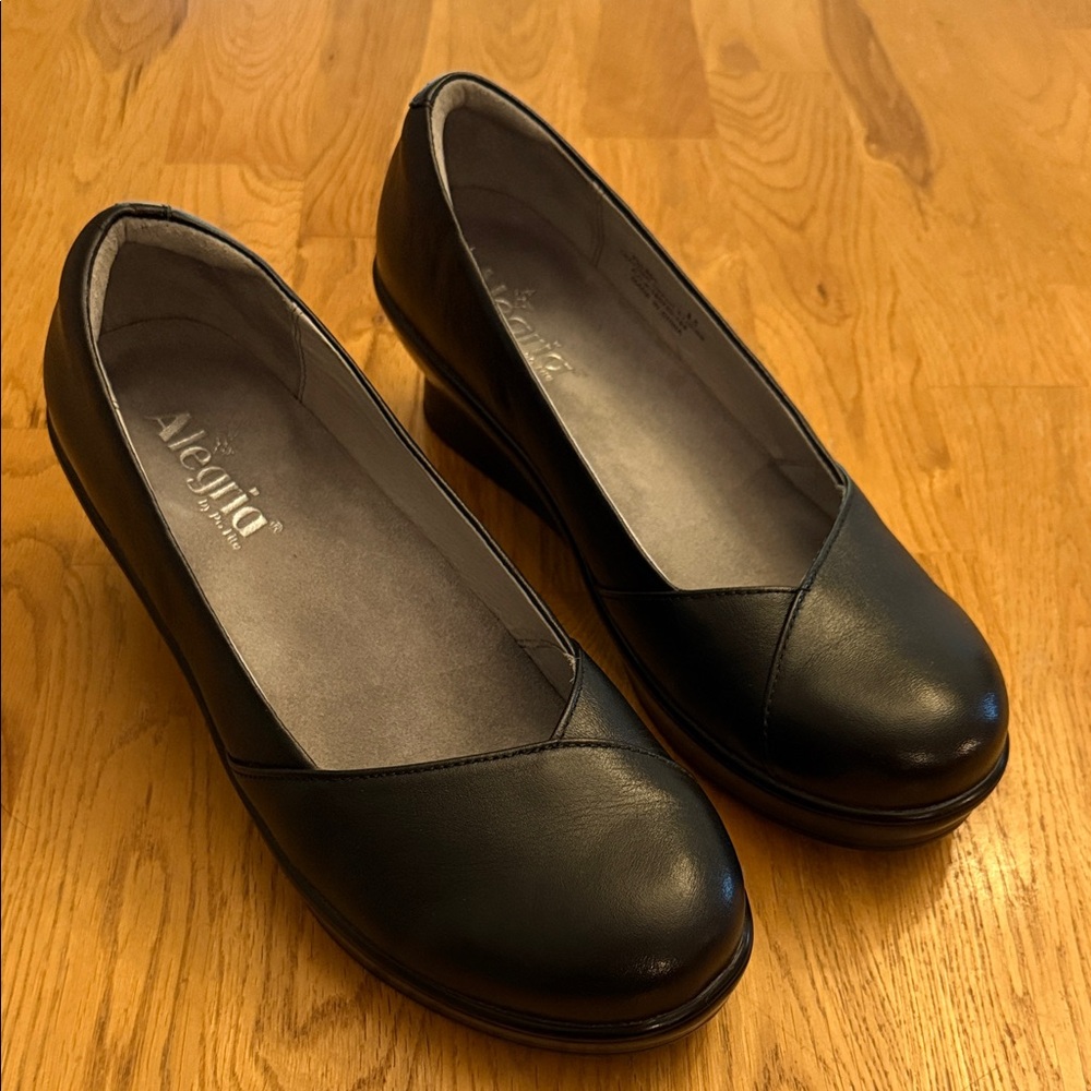 Alegria Women's Black Wedge Shoes